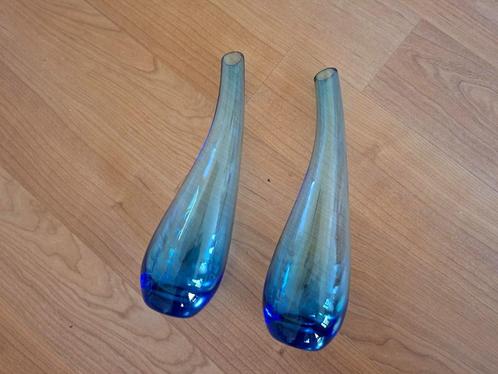 Vintage gebogen blauwe glazen vazen, Huis en Inrichting, Woonaccessoires | Vazen, Zo goed als nieuw, Blauw, Minder dan 50 cm, Glas