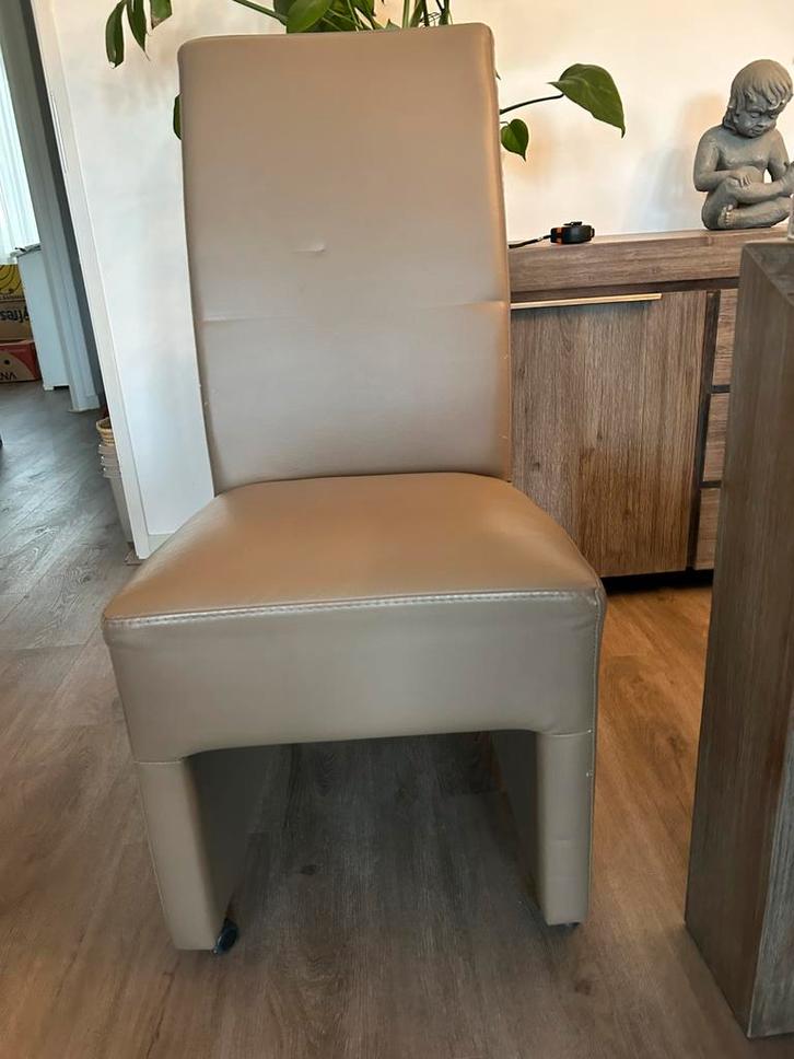 Zes eetkamerstoelen op wielen, Huis en Inrichting, Stoelen, Gebruikt, Vijf, Zes of meer stoelen, Kunststof, Overige kleuren, Ophalen