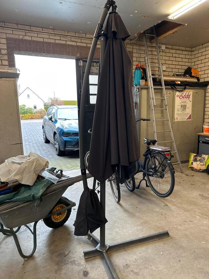 Gratis Parasol - Af te halen, Tuin en Terras, Parasols, Gebruikt, Zweefparasol, 3 tot 4 meter, Kantelbaar, Ophalen
