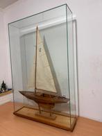 Houten Zeilboot Areo-Naut Belissima in de glazen vitrine, Hobby en Vrije tijd, Modelbouw | Boten en Schepen, Ophalen, Zo goed als nieuw