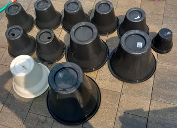 12 kweekpotten vann kunsstof beschikbaar voor biedingen