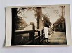 Oude foto jonge vrouw Lutjebroek Winkel Heerhugowaard 1930, Verzamelen, Ophalen of Verzenden, Voor 1940, Zo goed als nieuw, Foto