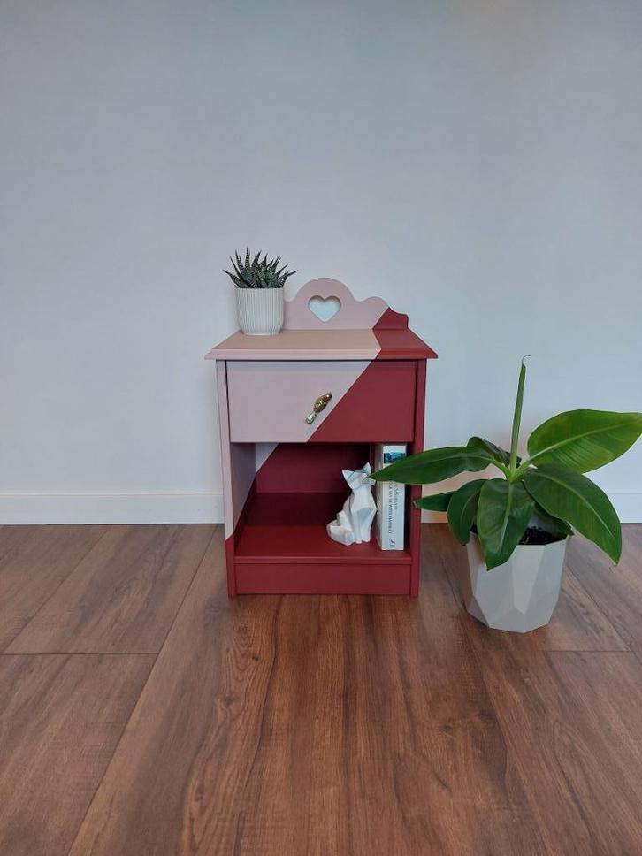 Nachtkastje met hartje, Huis en Inrichting, Slaapkamer | Nachtkastjes, Zo goed als nieuw, Minder dan 55 cm, Minder dan 45 cm, Ophalen