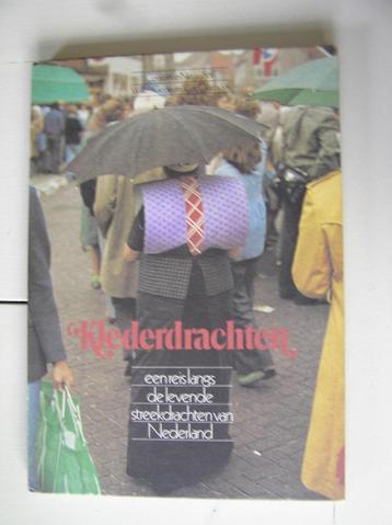 Klederdracht beschikbaar voor biedingen