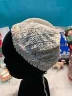 Antieke klederdracht kappen lint etc, Hoed, T, N, Gedragen