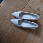 Nova beige lage pumps maat 41 (vallen als 42), Ophalen of Verzenden, Zo goed als nieuw, Beige