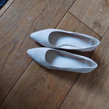 Nova beige lage pumps maat 41 (vallen als 42) beschikbaar voor biedingen