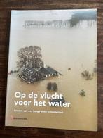 Op de vlucht voor het water, Ophalen of Verzenden, 20e eeuw of later, Zo goed als nieuw