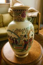 Sierlijke Oosterse Vaas – Handbeschilderd Porselein, Ophalen of Verzenden