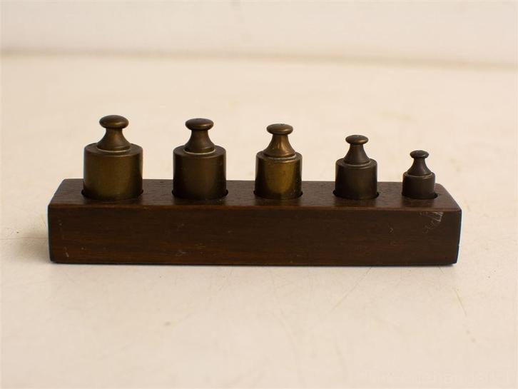 set gewichten in houten blok 28850, Antiek en Kunst, Antiek | Gereedschap en Instrumenten, Ophalen of Verzenden