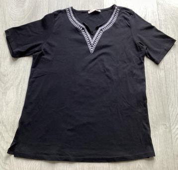 Zwart T-shirt maat M met borduurwerk beschikbaar voor biedingen