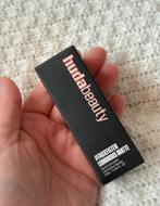 Huda Beauty concealer, Ophalen of Verzenden, Zo goed als nieuw, Beige, Gehele gezicht