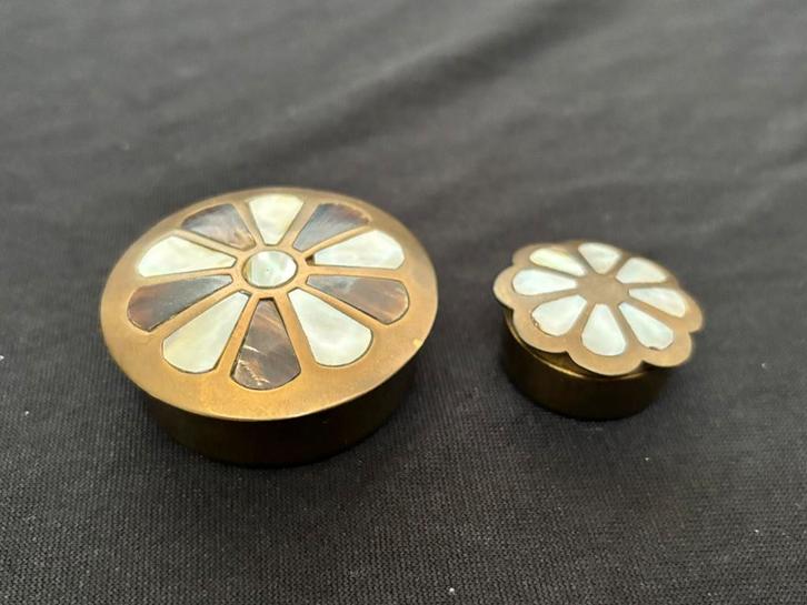 Vintage messing pillendoosjes ingelegd met parelmoer, Antiek en Kunst, Curiosa en Brocante, Ophalen of Verzenden