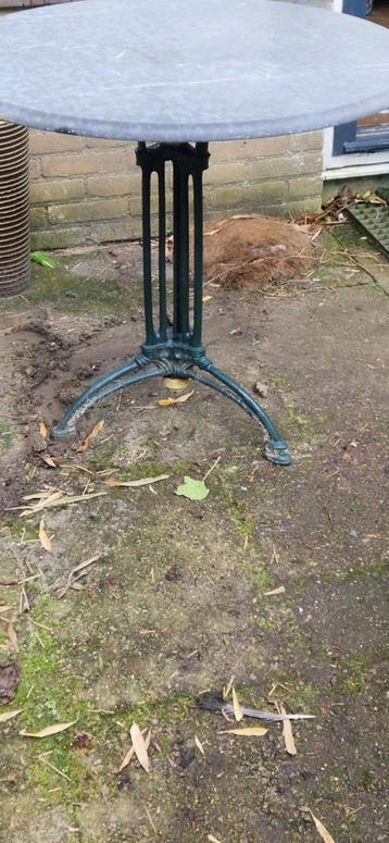 tuin tafel +marmeren blad + gietijzeren onderstel(brocante) beschikbaar voor biedingen