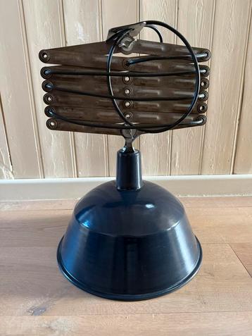 Mooie industriele hanglamp beschikbaar voor biedingen