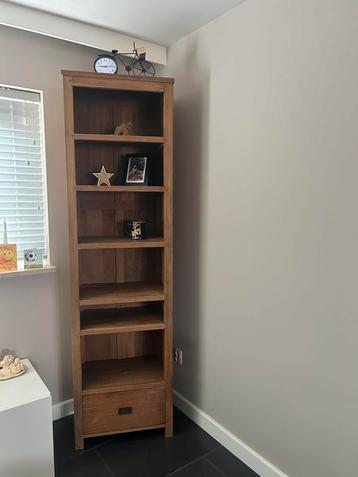 Boekenkast beschikbaar voor biedingen