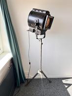 Vintage industriële theaterspot filmspot op statief, Huis en Inrichting, Lampen | Vloerlampen, Gebruikt, Vintage Antiek Industrieel