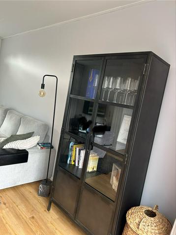 Stalen kast- Zo goed als nieuw! beschikbaar voor biedingen