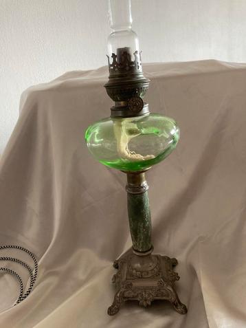 Antieke Olielamp met Groen Glazen reservoir beschikbaar voor biedingen