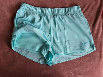 Mintgroene Nike met binnenbroek M beschikbaar voor biedingen