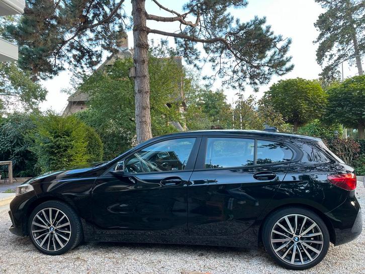 BMW 1-Serie 116i 109pk 2021 Zwart - km 99.600, Auto's, BMW, Particulier, 1-Serie, Benzine, Hatchback, Handgeschakeld, Geïmporteerd