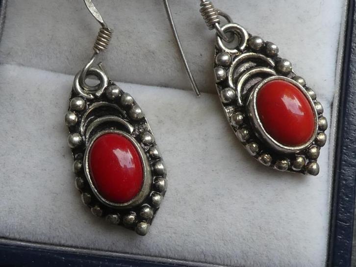 Zilveren oorhangers met bloedkoralen, Sieraden, Tassen en Uiterlijk, Antieke sieraden, Oorbellen, Overige materialen, Verzenden