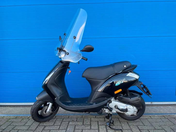 PIAGGIO ZIP - 1e EIGENAAR !, Fietsen en Brommers, Scooters | Piaggio, Zo goed als nieuw, Zip, Benzine, Ophalen