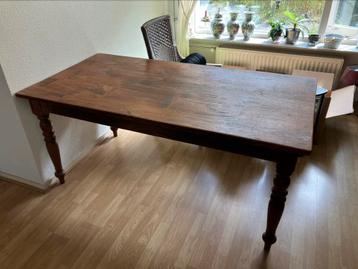 Houten eettafel beschikbaar voor biedingen