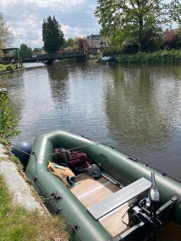 Opblaasbare boot met elektrische motor en accessoires – idea beschikbaar voor biedingen