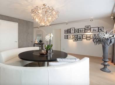 Ronde eetkamerset met witleren banken, Huis en Inrichting, Complete eetkamers, Gebruikt, 6 tot 8 stoelen, Ophalen