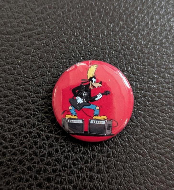 Goofy Rocker - 25 mm button/speld/pin - Rood, Verzamelen, Speldjes, Pins en Buttons, Nieuw, Ophalen of Verzenden