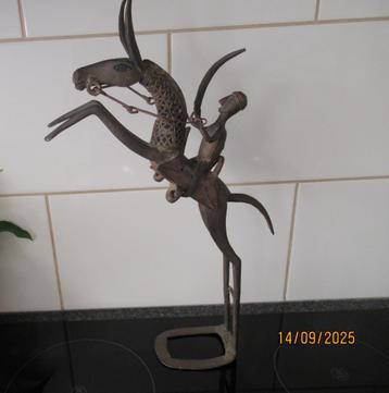SCULPTUUR VAN EEN MOSSI KRIJGER OP PAARD-AFRIKAANSE KUNST beschikbaar voor biedingen