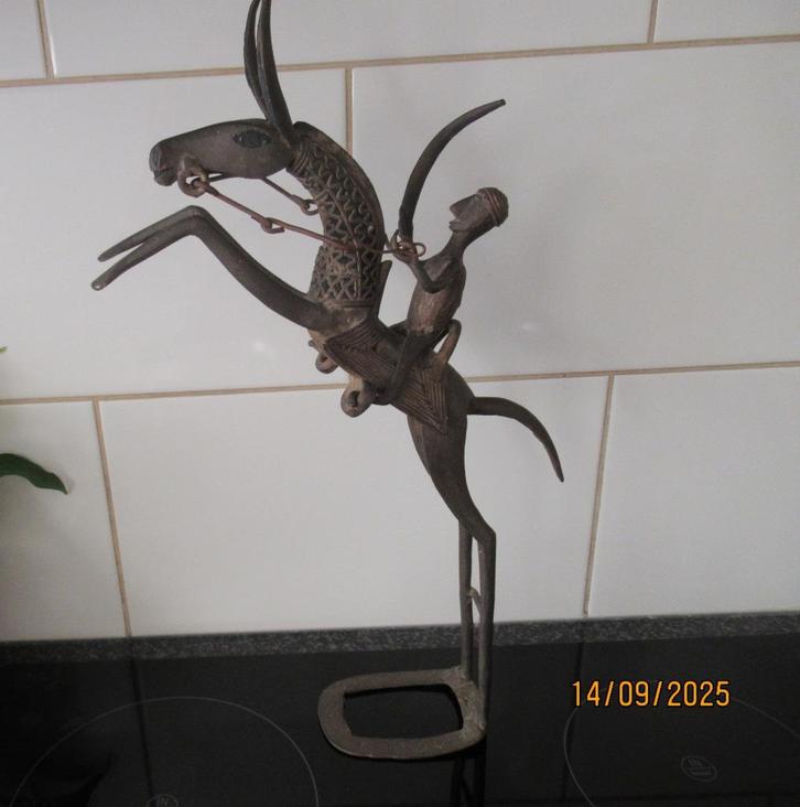 SCULPTUUR VAN EEN MOSSI KRIJGER OP PAARD-AFRIKAANSE KUNST, Antiek en Kunst, Kunst | Designobjecten, Ophalen of Verzenden