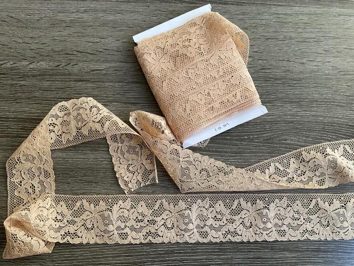 Nr 177 ) Antiek katoen kant beige nu 10 meter € 8,50, Hobby en Vrije tijd, Naaien en Fournituren, Nieuw, Kant, Verzenden