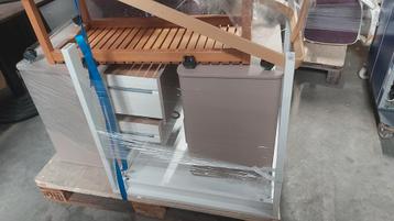 Kaptafel stoelen en kleine bankjes beschikbaar voor biedingen