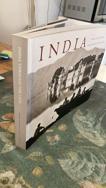 INDIA through the lens. Photopraphy 1840-1911. Mooi.-koopje- beschikbaar voor biedingen