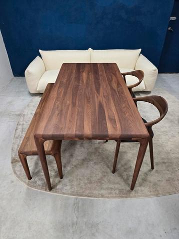 Artisan Latus tafel + bank + Artisan Neva stoelen notenhout beschikbaar voor biedingen
