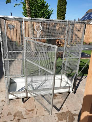 Aluka verrijdbare voliere met nachtblok beschikbaar voor biedingen