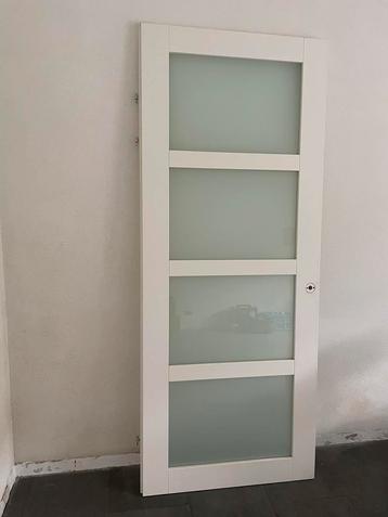 Witte opdekdeur mat glas beschikbaar voor biedingen