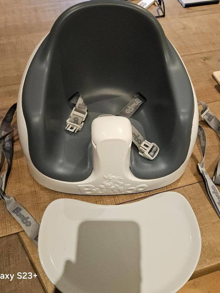 Bumbo Kinder(eet) stoel,kleurgrijs, Kinderen en Baby's, Kinderstoelen, Zo goed als nieuw, Meegroeistoel, Aanschuifbaar, Afneembaar eetblad