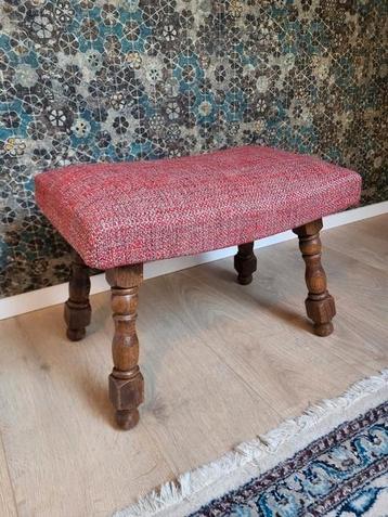 Vintage voetenbankje beschikbaar voor biedingen