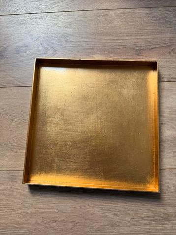 Gouden dienblad beschikbaar voor biedingen