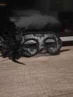 2 Zwarte Carnaval Maskers met Bloem, Ophalen of Verzenden, Zo goed als nieuw, Carnaval, Accessoires