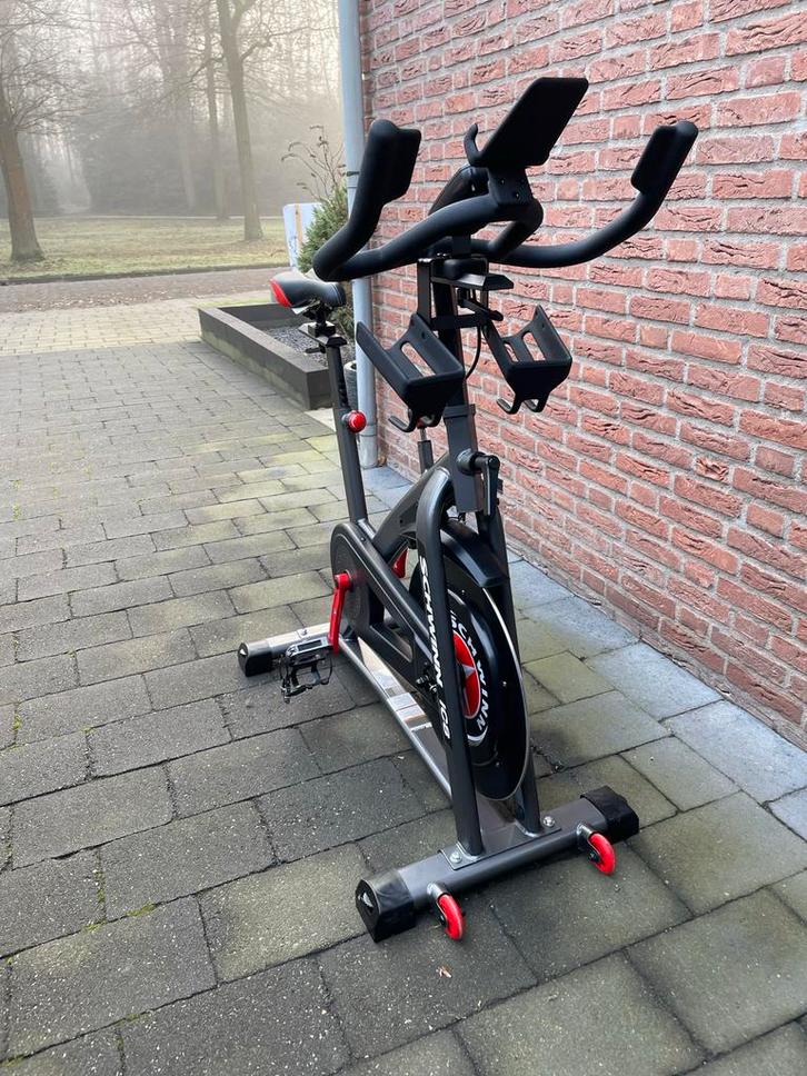 Schwinn IC8 Spinningfiets - Zo goed als nieuw!, Sport en Fitness, Fitnessapparatuur, Zo goed als nieuw, Spinningfiets, Benen, Metaal