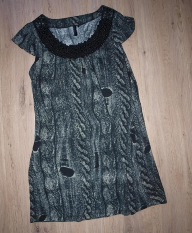 Zwart Beige Jurk Geisha met Kralenhals (M), Kleding | Dames, Jurken, Gedragen, Maat 38/40 (M), Zwart, Knielengte, Ophalen of Verzenden