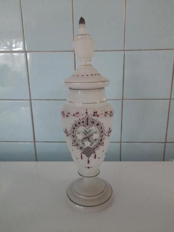 Antieke opaline dekselvaas beschikbaar voor biedingen