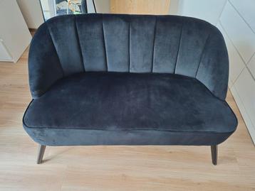 Chic Black Velvet Loveseat – Compact & Stylish (120cm Wide) beschikbaar voor biedingen