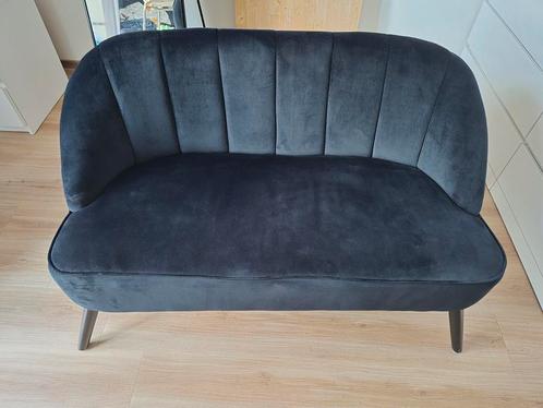 Chic Black Velvet Loveseat – Compact & Stylish (120cm Wide), Huis en Inrichting, Banken | Sofa's en Chaises Longues, Zo goed als nieuw