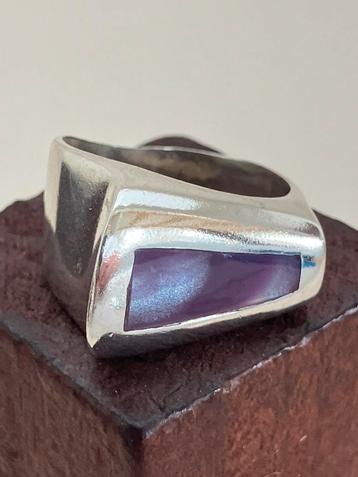 Ring met mysterieuze steen beschikbaar voor biedingen