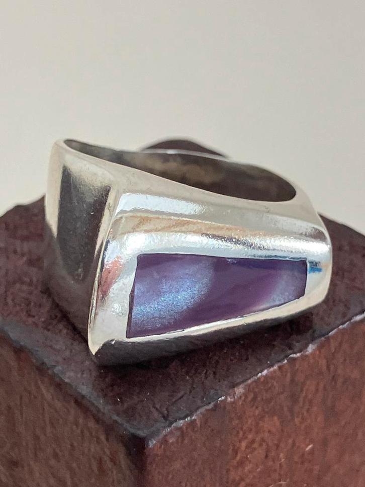 Ring met mysterieuze steen, Sieraden, Tassen en Uiterlijk, Ringen, Zo goed als nieuw, Dame, 17 tot 18, Zilver, Ophalen of Verzenden